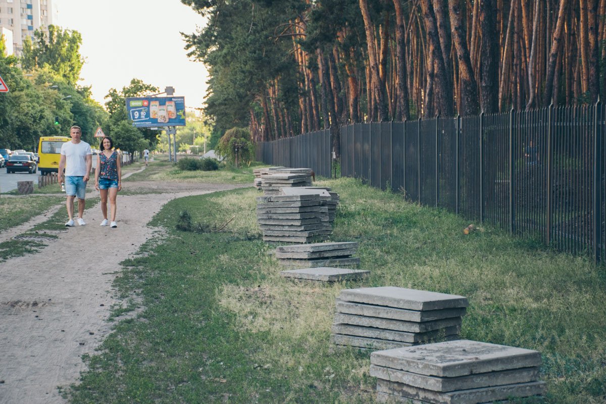 По парку разложены стопки дорожных плит