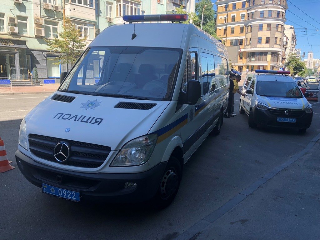 На месте работают взрывотехники, полиция и скорая помощь