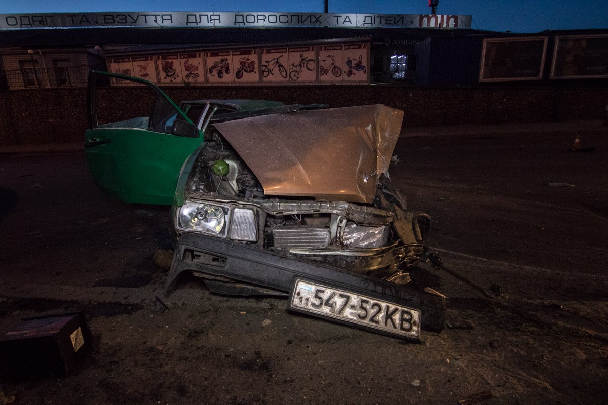 Volkswagen Passat врезался в столб