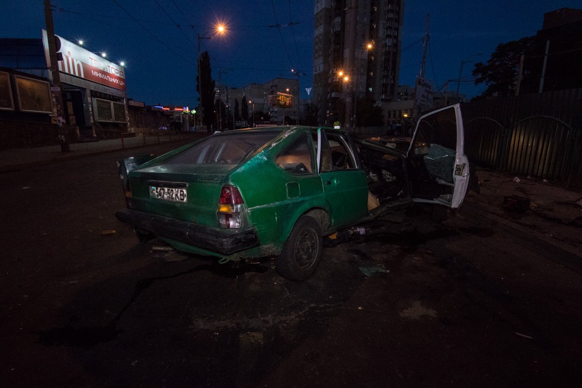 От удара автомобиль разорвало 