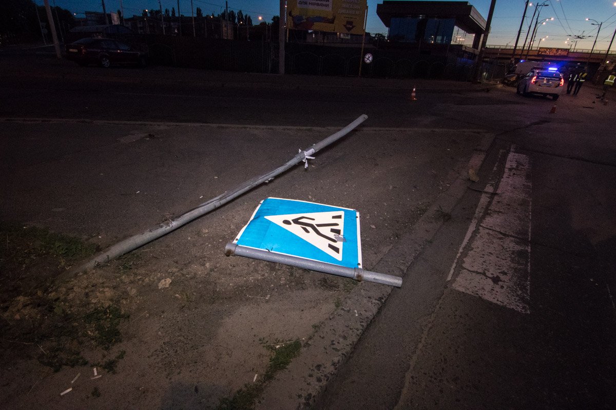 Сперва автомобиль снес столб со знаком пешеходного перехода, потом влетел в бетонный столб