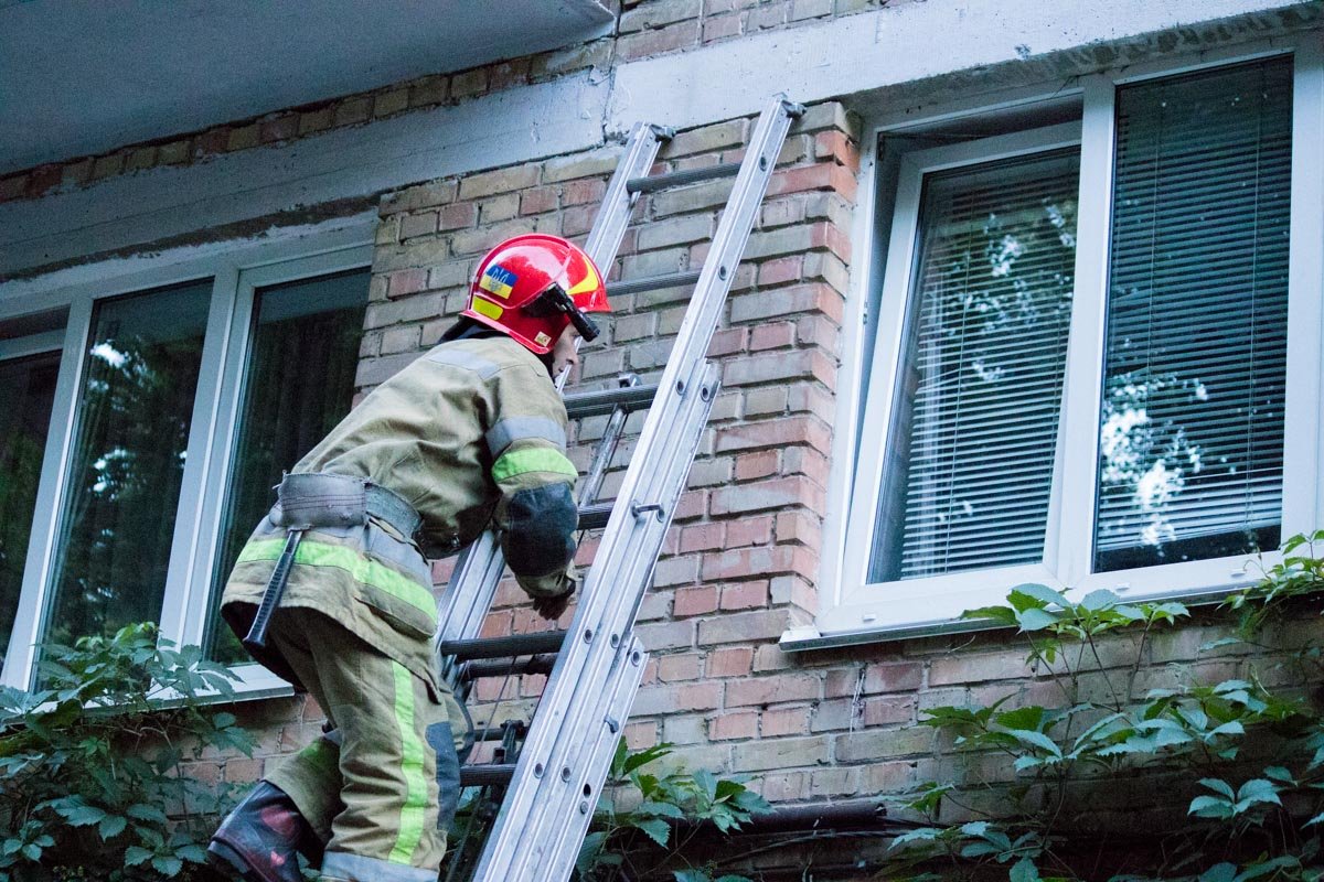 Спасатели вскрыли окно и проникли на кухню, где и локализовали очаг задымления. Спасатели вскрыли окно и проникли на кухню, где и локализовали очаг задымления.