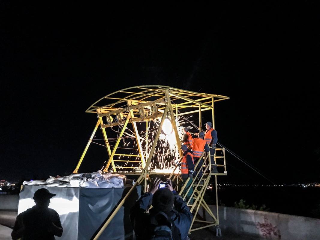 Первым делом обрезали тросы со стороны Арки Дружбы народов Первым делом обрезали тросы со стороны Арки Дружбы народов