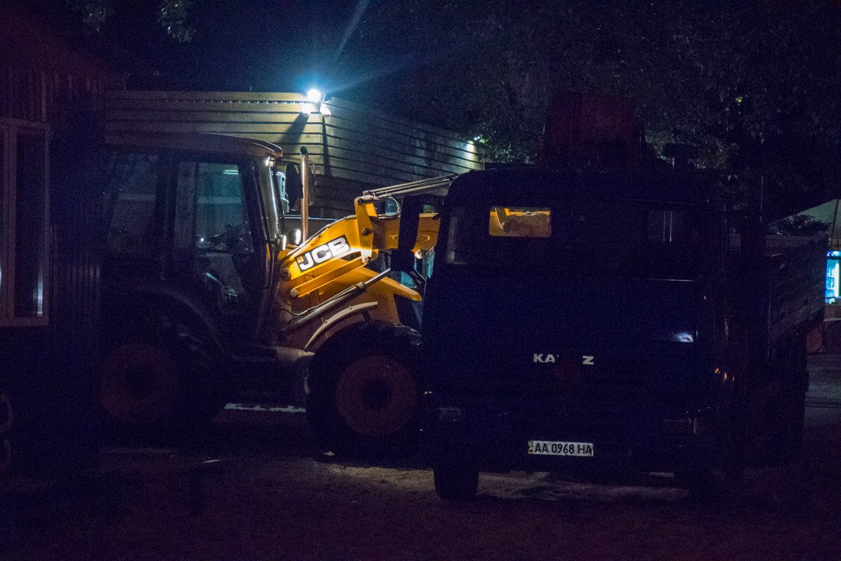 Разобранные конструкции сразу грузили в машины Разобранные конструкции сразу грузили в машины