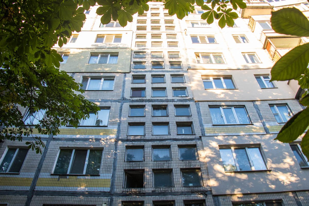 Предварительно, женщина выпала из окна пятого этажа