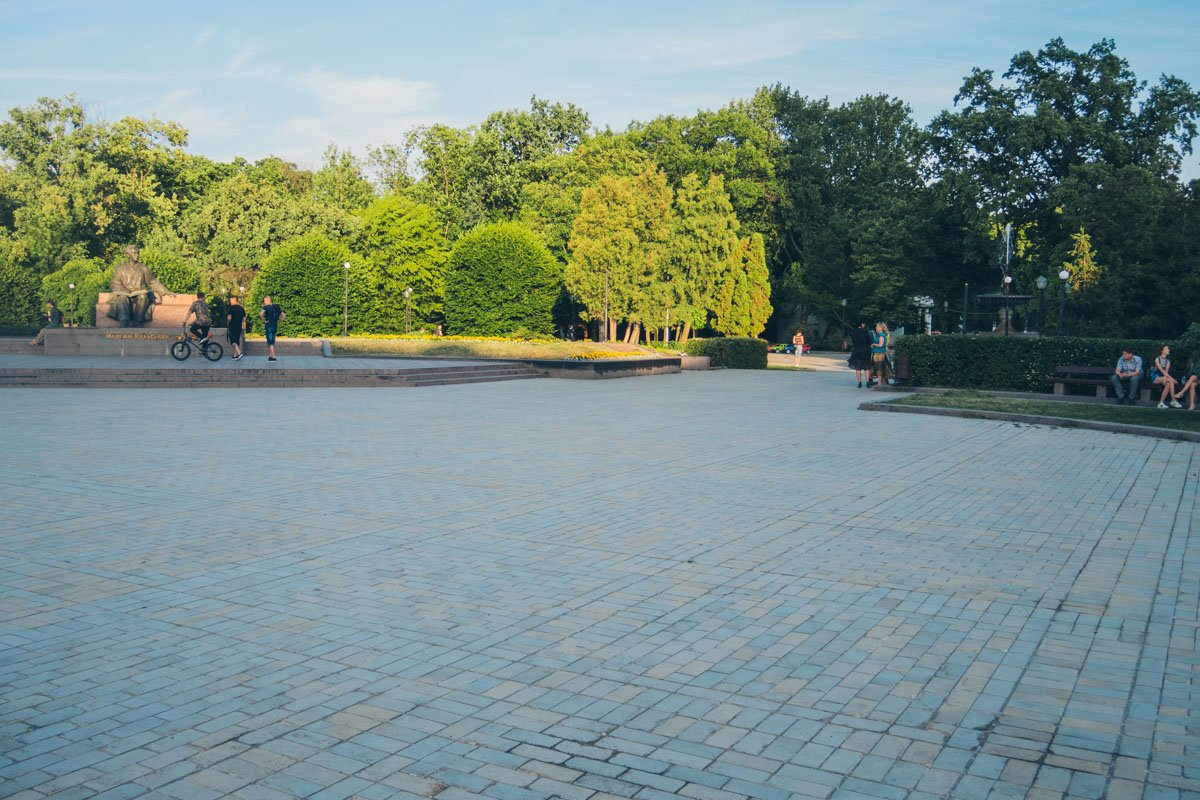 Плитка у памятника пока на месте