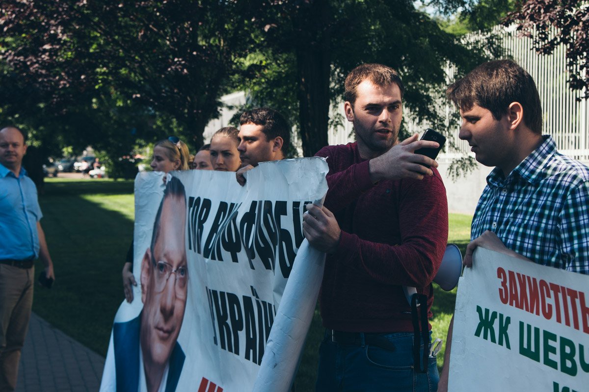 Митинг под посольством США - это последняя надежда