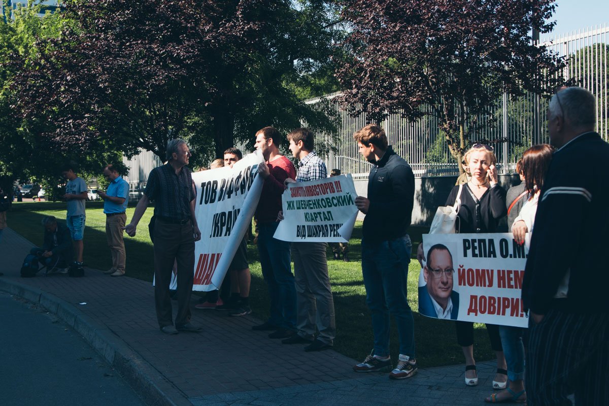 Пытаясь добиться внимания к своей проблеме, митингующие перекрыли движение транспорта возле Посольства США
