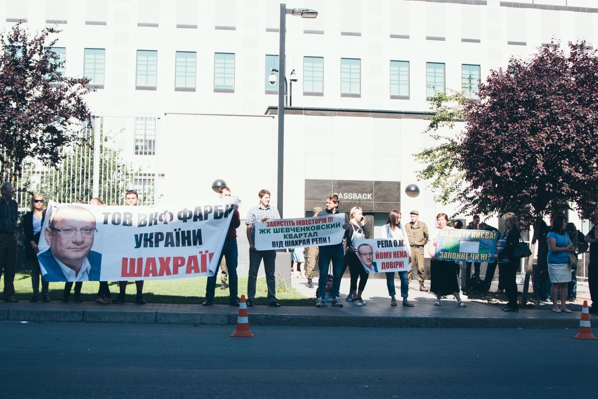 По их словам, застройщик, Репа Олег Николаевич, должен был сдать 1 секцию в марте 2016 года.