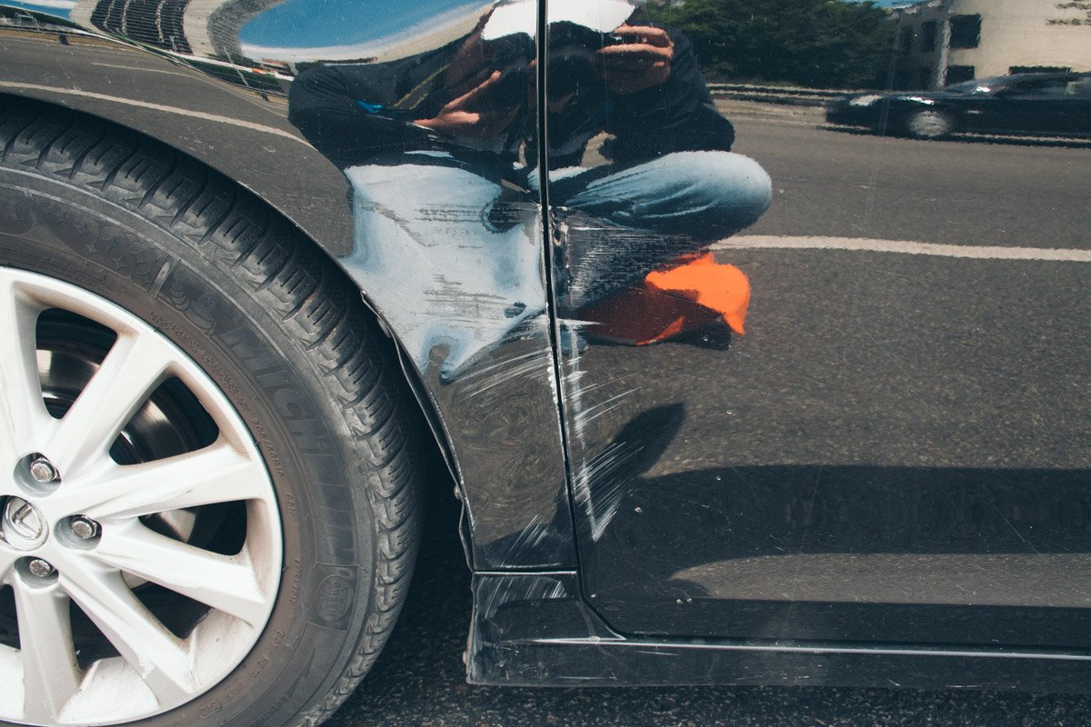 На автомобиле Lexus в результате контакта с BMW несколько царапин