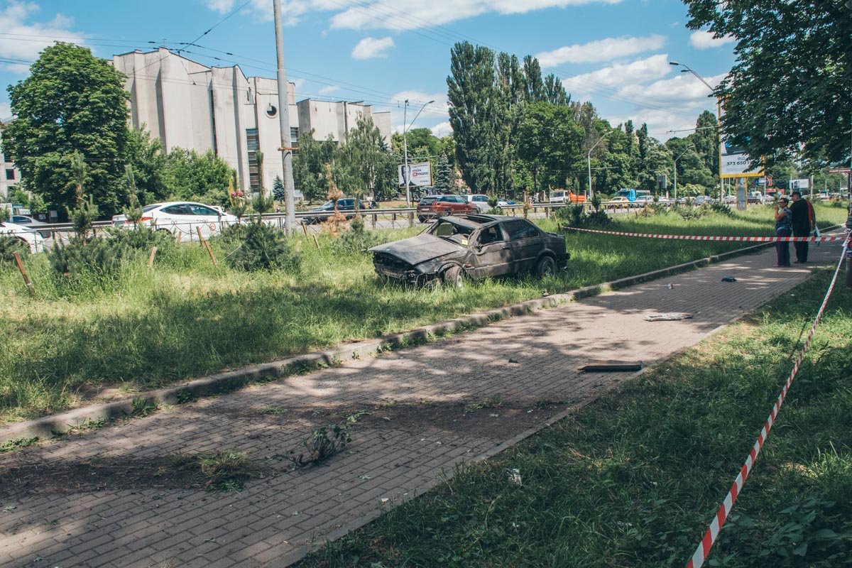 По предварительным данным, водитель BMW превысил скорость и не справился с управлением