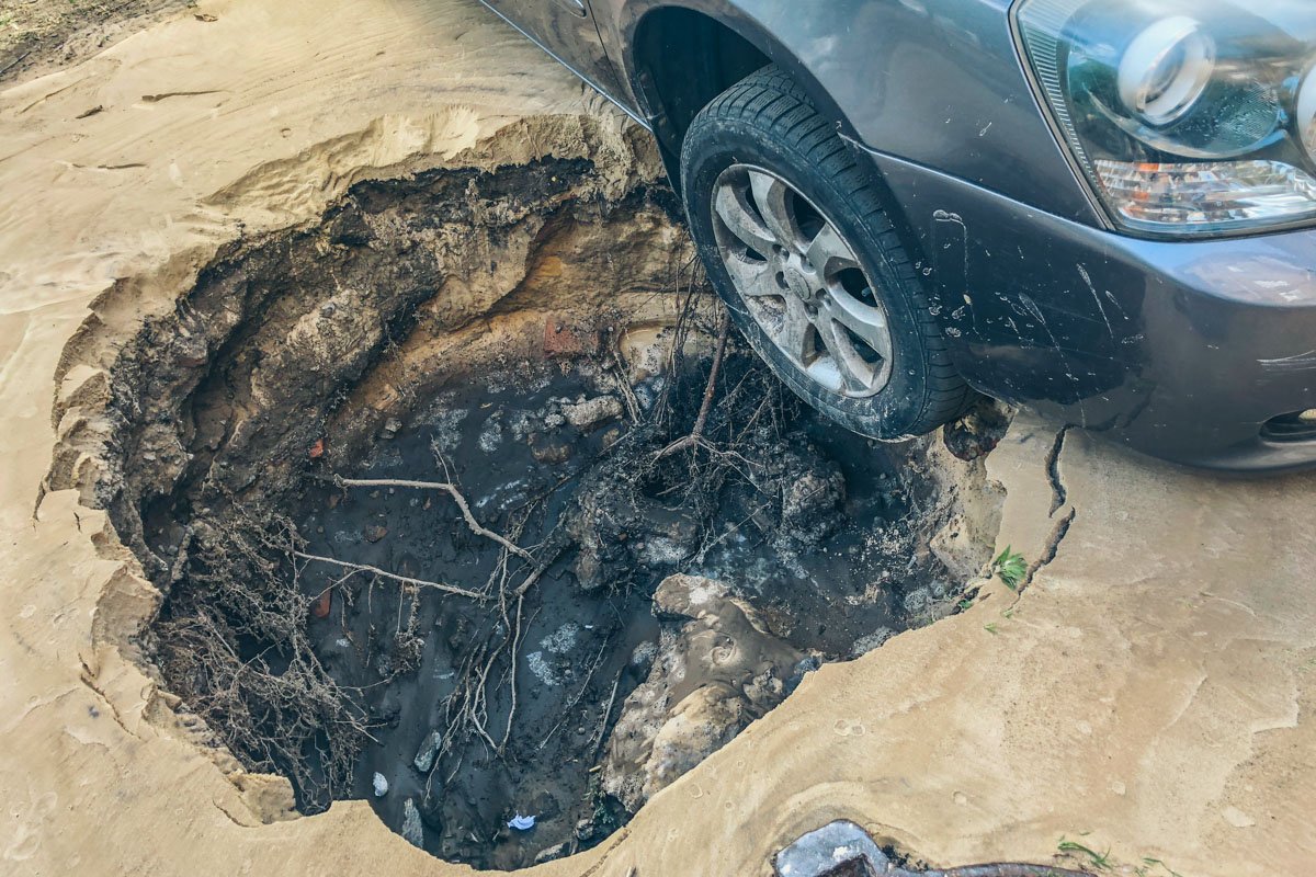 Местные жители говорят, что прорыв труб в этом месте и провал случились не впервые