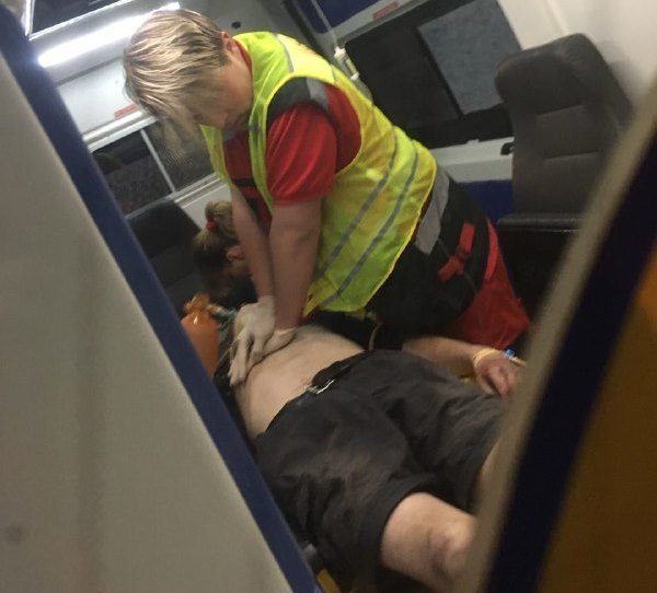 Его на месте пытаются реанимировать медики 