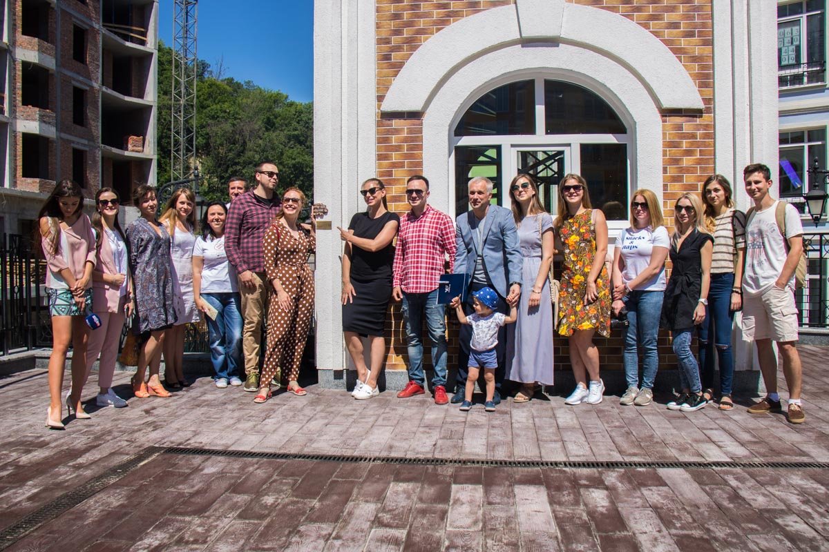 Авторы говорят, что нужно потереть миниатюру, чтобы получить квартиру в Киеве. Мы все потерли и желание загадали, теперь ждем