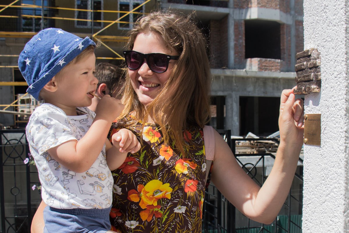 Самые младшие гости тоже загадали желания. Правда, Киевский торт заинтересовал бы их куда больше