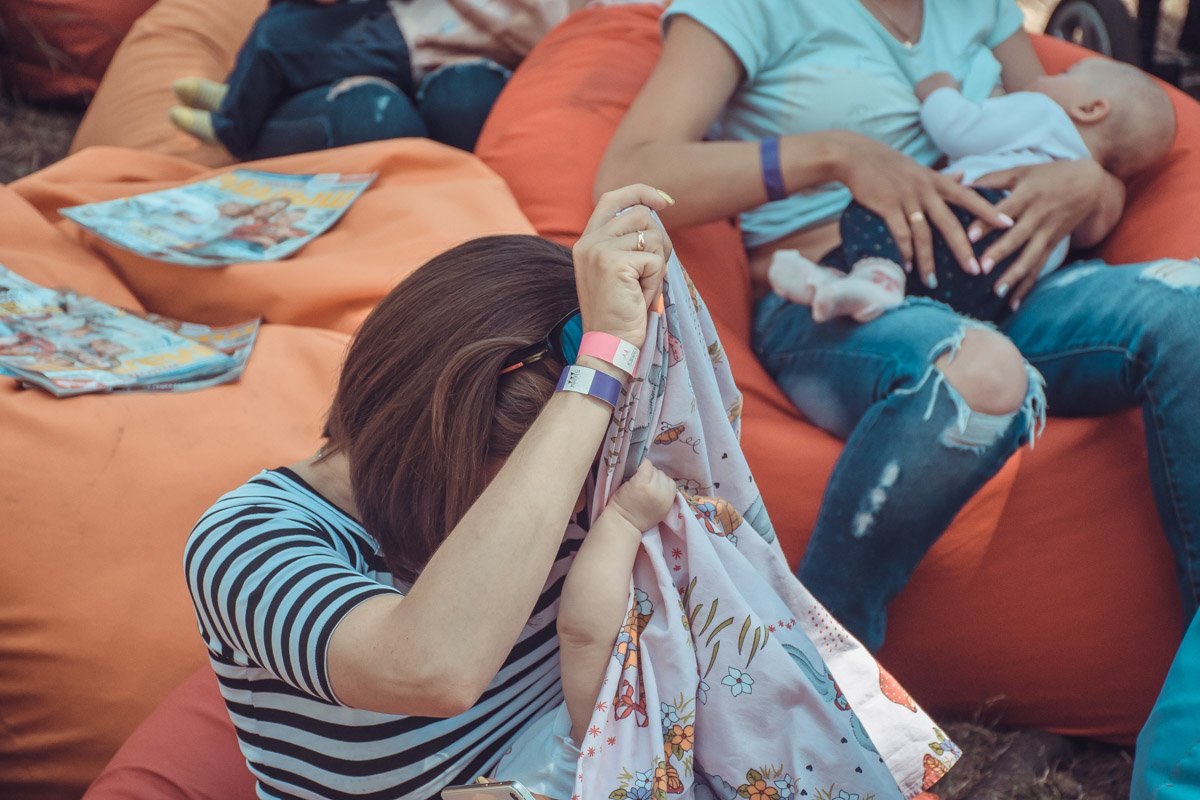 Многие женщины очень стесняются покормить своего малыша, если находятся в общественном месте