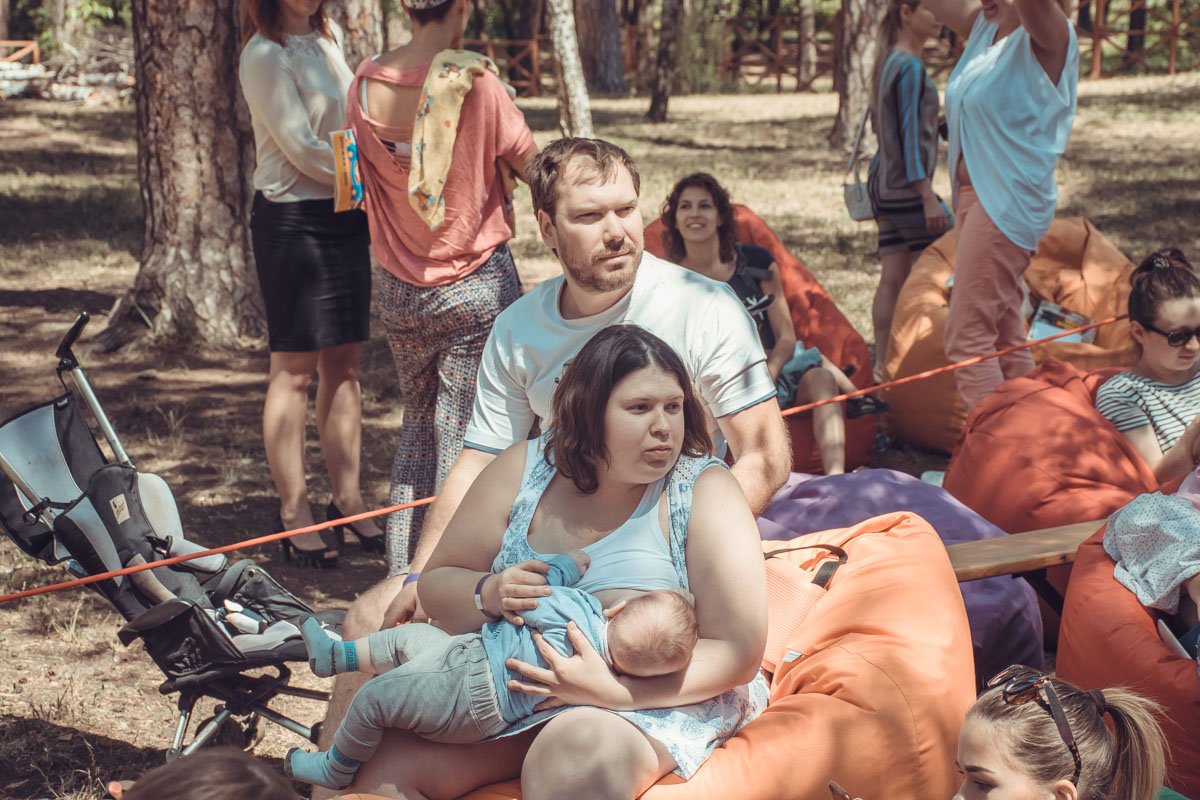 Многих женщин пришли поддержать мужья