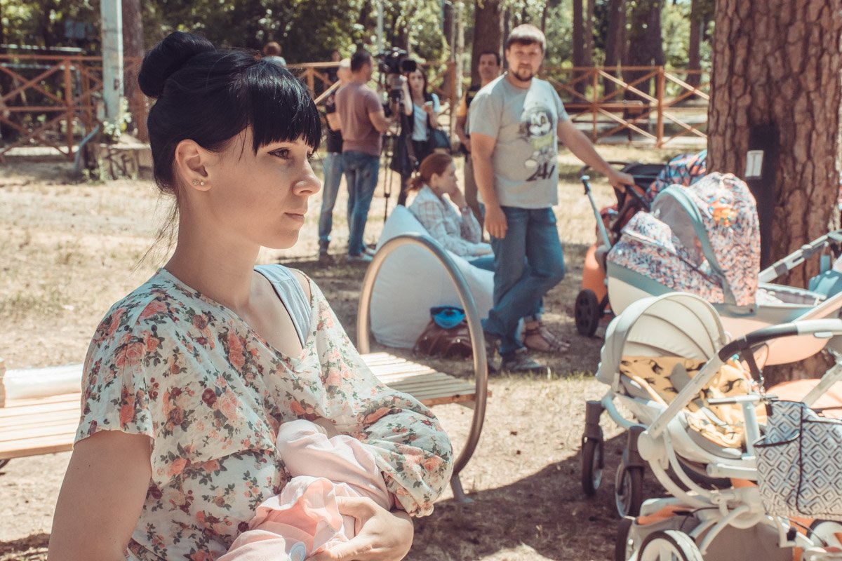 На рекорд приехали даже мамы с очень маленькими детками, чей возраст не превышает двух недель