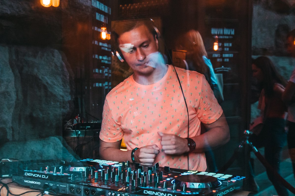 Кому отдых, а кому работа Кому отдых, а кому работа