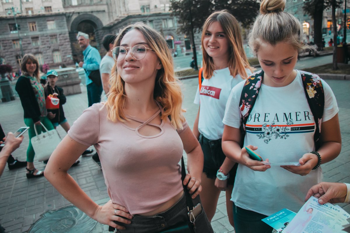 Крещатик всегда освещен улыбками Крещатик всегда освещен улыбками