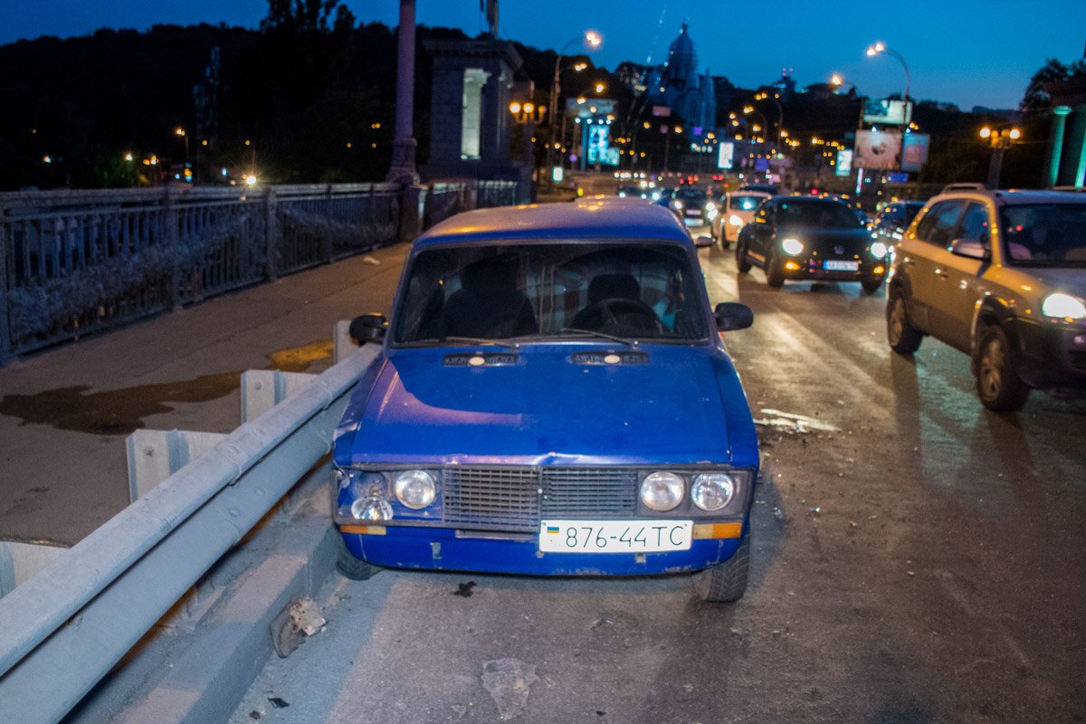 Оба автомобиля двигались по мосту Патона в сторону левого берега Оба автомобиля двигались по мосту Патона в сторону левого берега