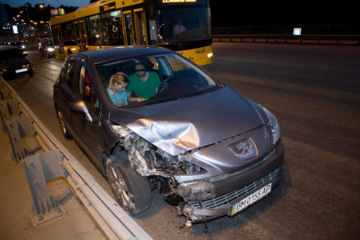 За рулем Peugeot была девушка За рулем Peugeot была девушка