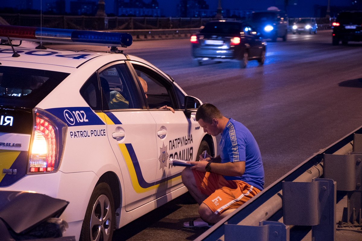 Водитель "Жигулей" дает пояснения Водитель "Жигулей" дает пояснения