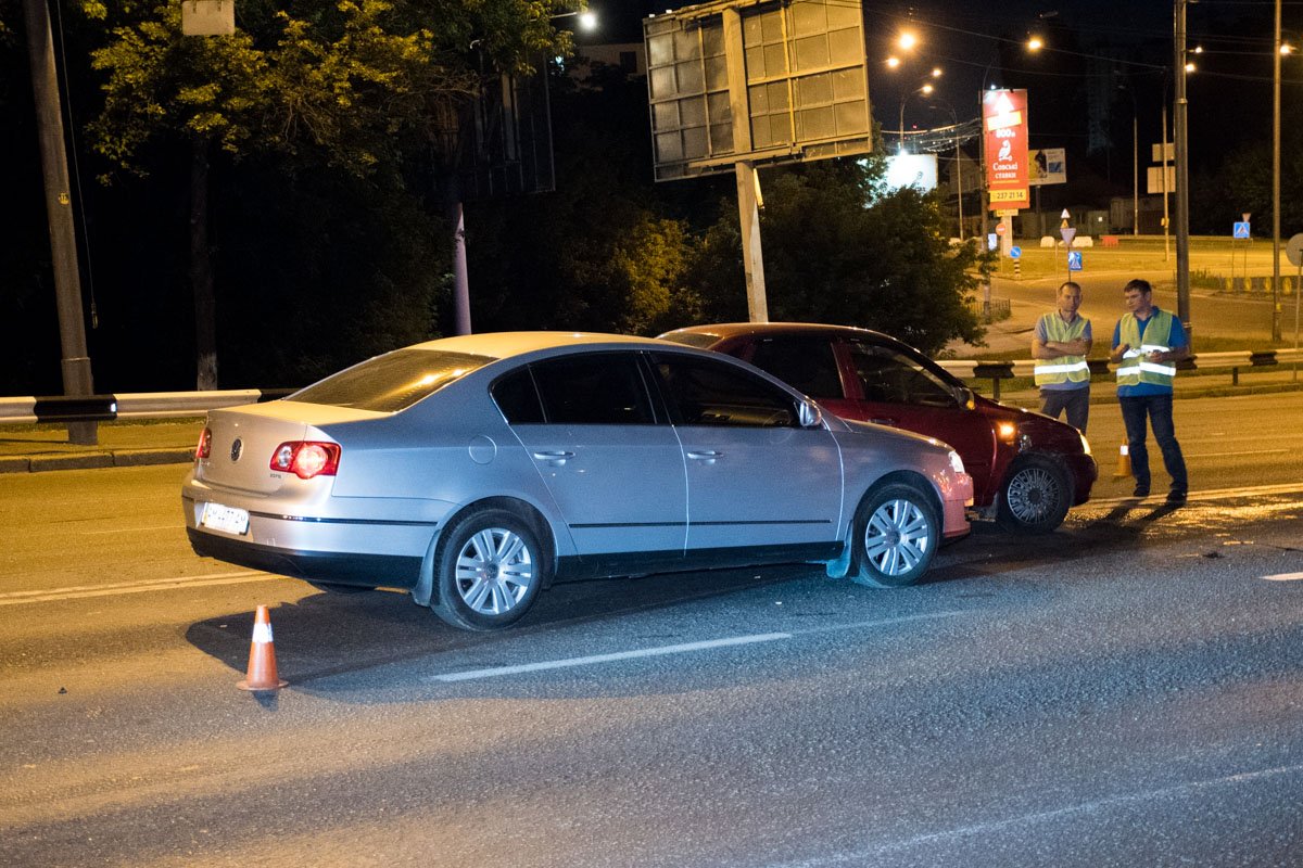 Passat остановил Kalina от вылета с проезжей части Passat остановил Kalina от вылета с проезжей части