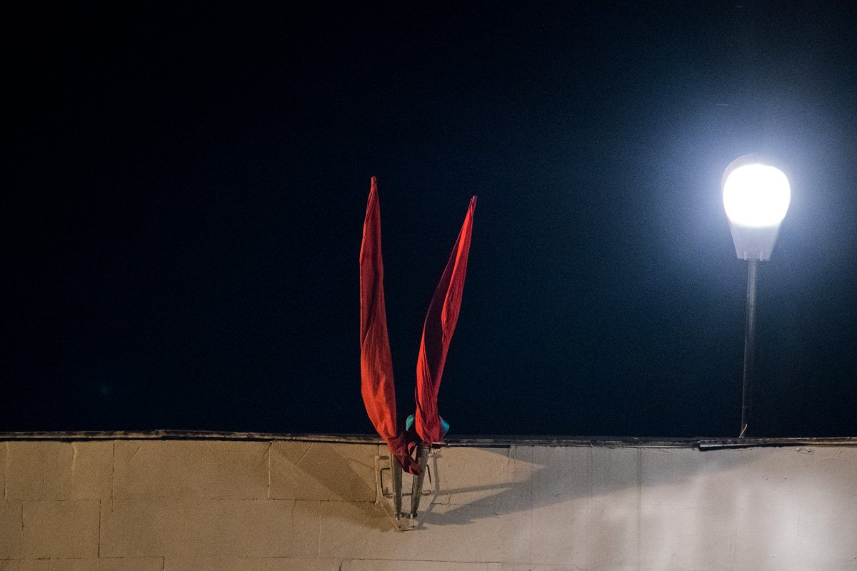 А над входом флаги уже не существующего государства