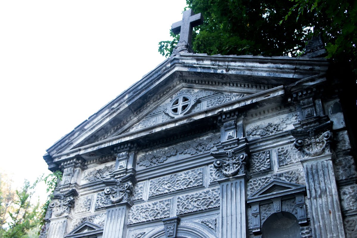 Первые лучи на рельефных стенах