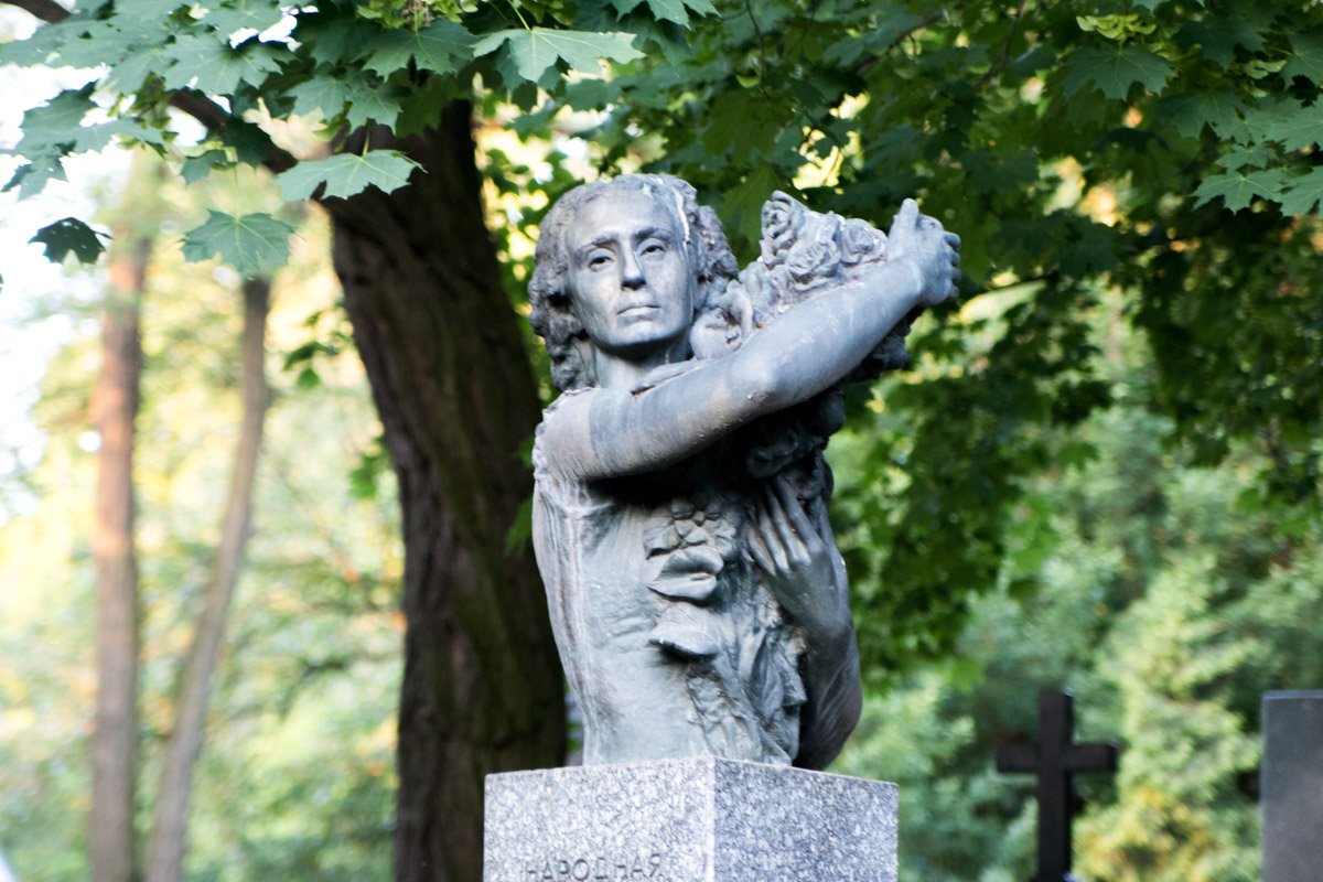 Скульптуры уже не выглядят ночными призраками