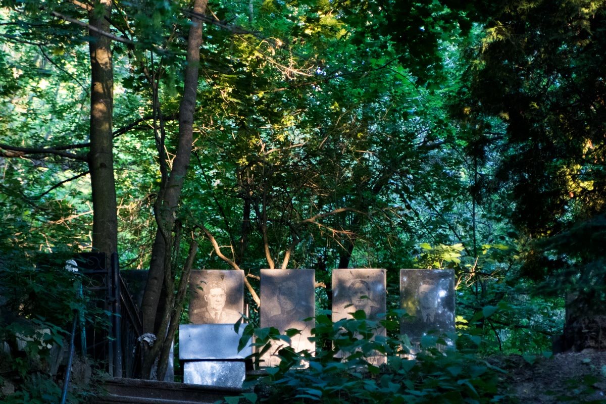 Молчаливые могилы в лучах нового дня