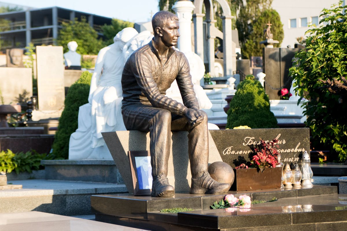 В первых лучах скульптуры не пугают 