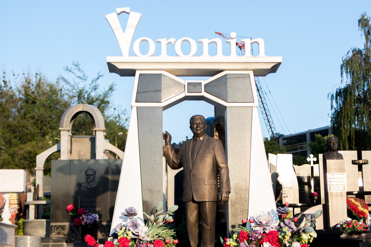 На лицах бронзовых людей - непреходящая радость 