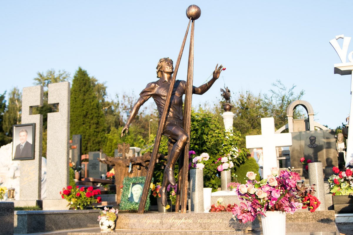 Легенда футбола встречает новый долгий день