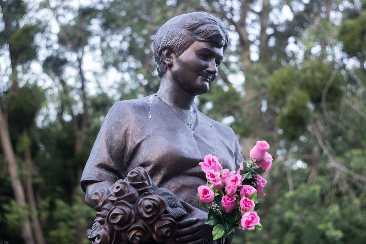 Неживые цветы в неживых руках