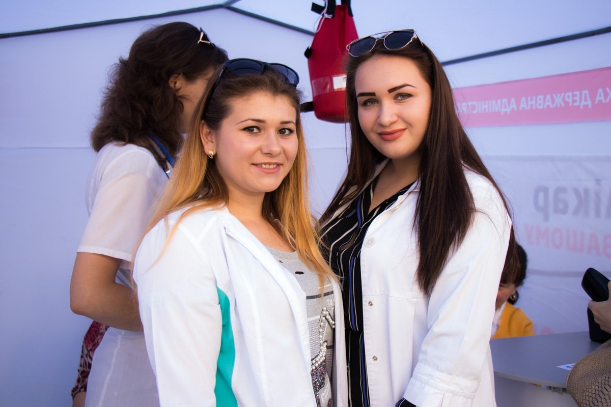 Улыбки и белоснежные халаты - побольше бы таких красивых медиков в Украине Улыбки и белоснежные халаты - побольше бы таких красивых медиков в Украине