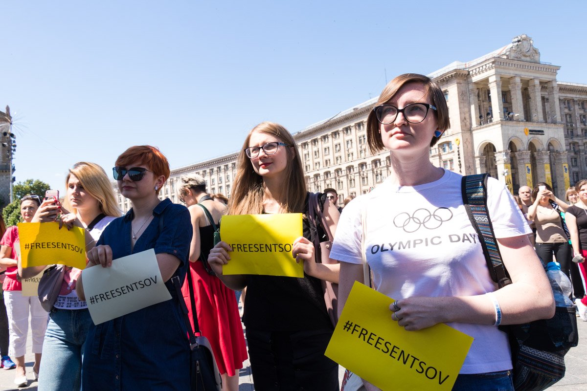 на Майдане Независимости прошел флешмоб в поддержку политзаключенного режиссера Олега Сенцова