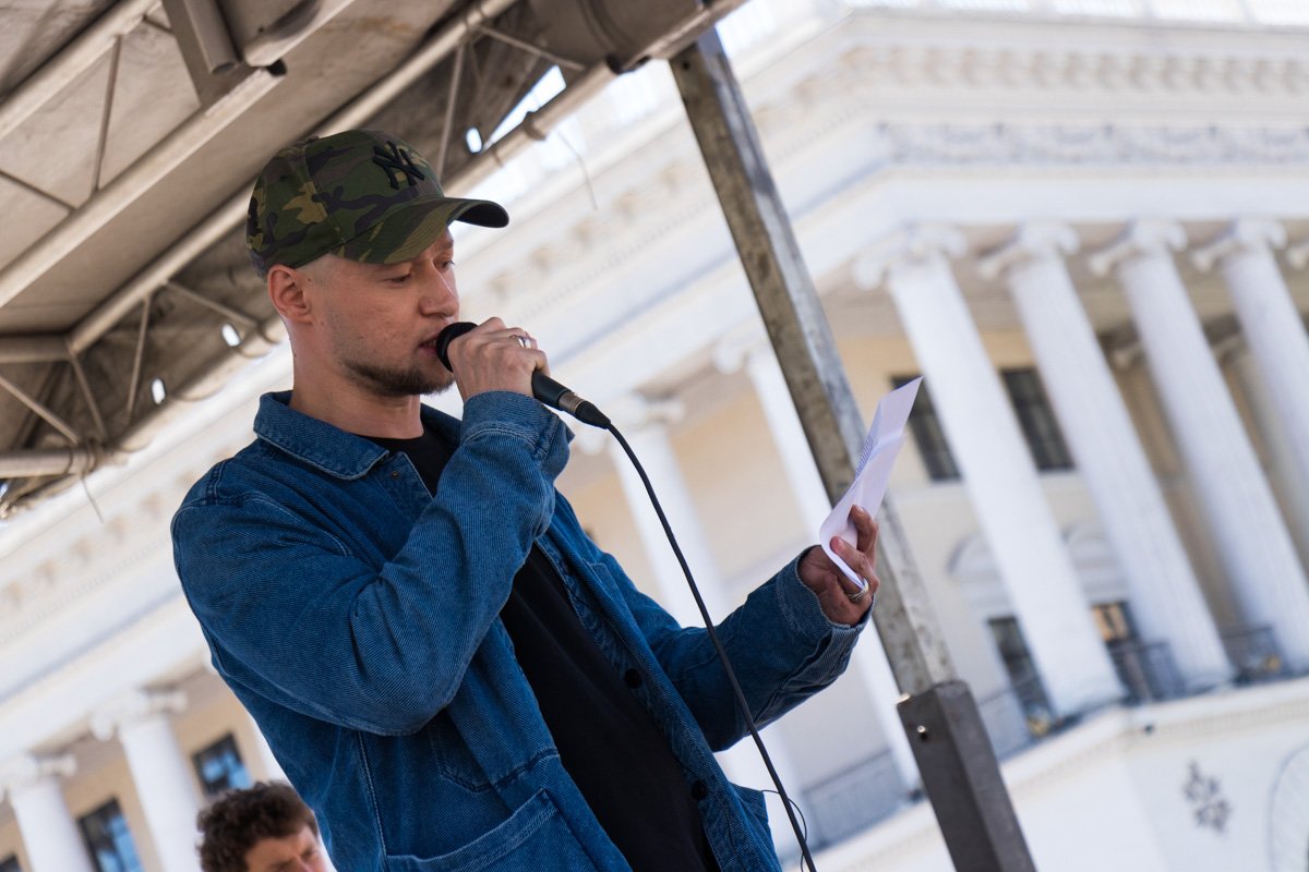 Лидер группы "Бумбокс" Андрей Хлывнюк прочел со сцены отрывок из произведений Сенцова 