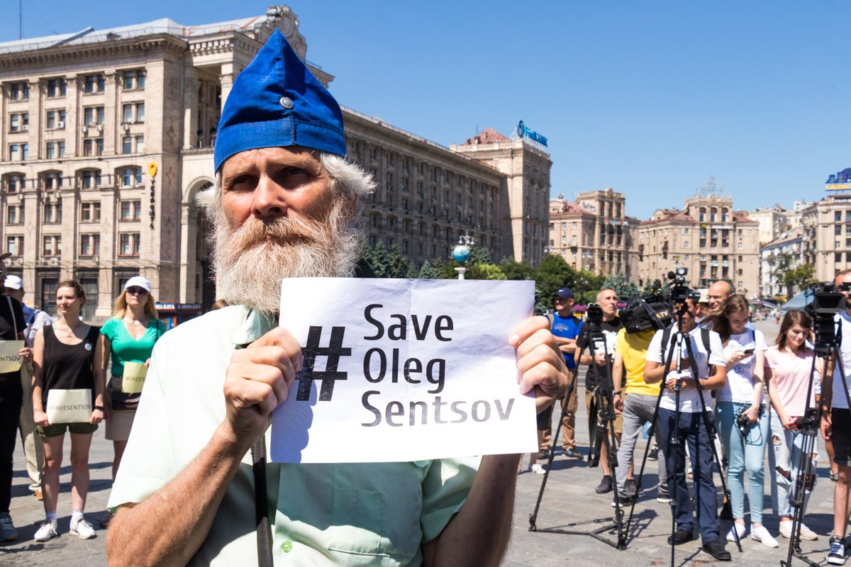 Поддержать заключенного режиссера на Майдан пришли неравнодушные люди 