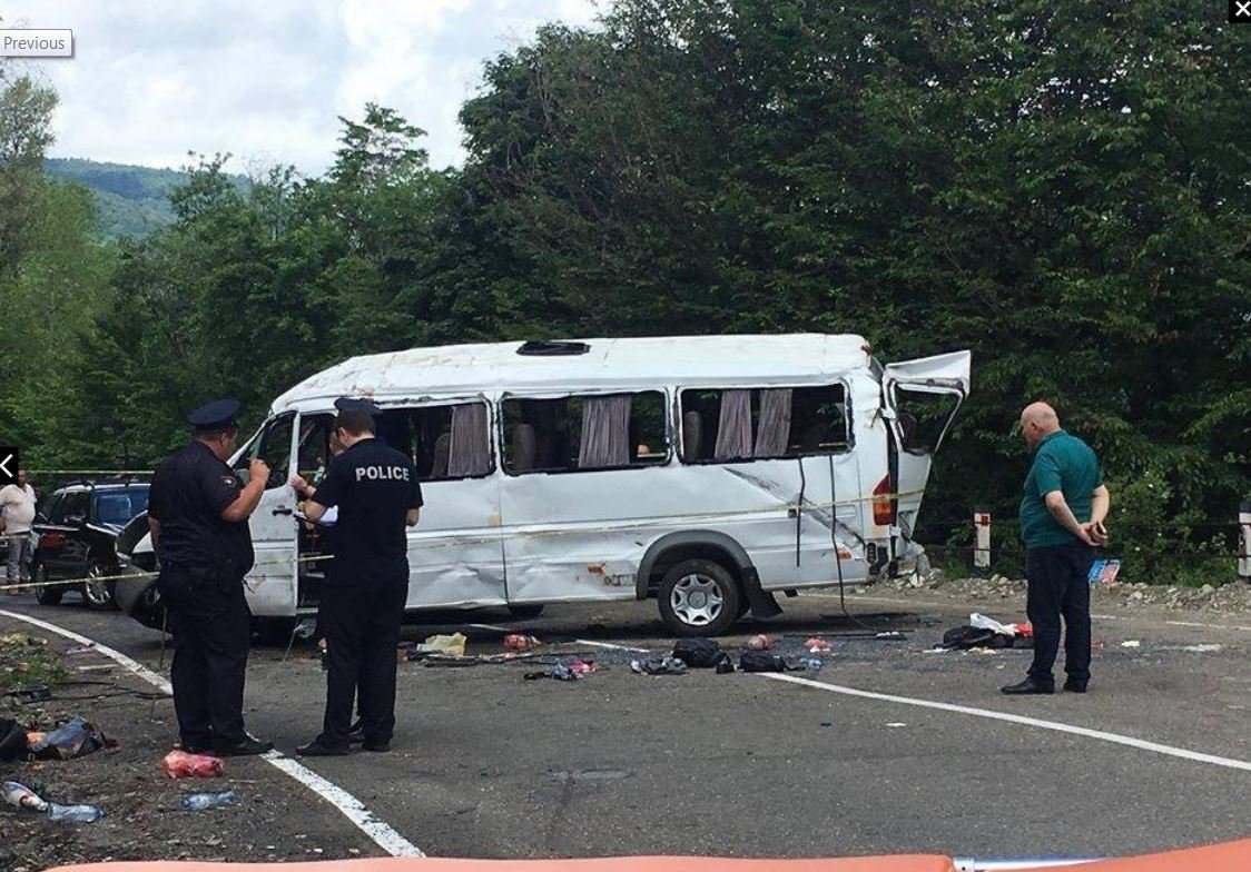 Экскурсионный микроавтобус упал в овраг в Грузии Экскурсионный микроавтобус упал в овраг в Грузии