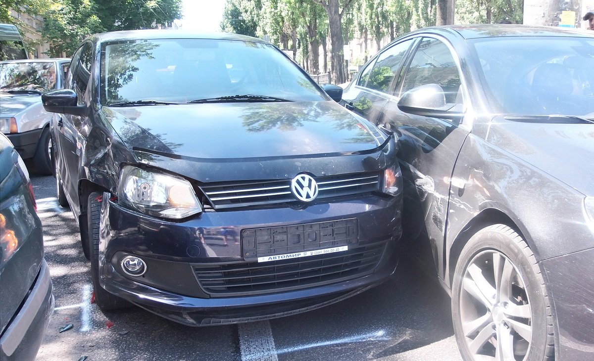 На бульваре Тараса Шевченко столкнулись Opel  Insignia, Volkswagen Passat и Mazda 626