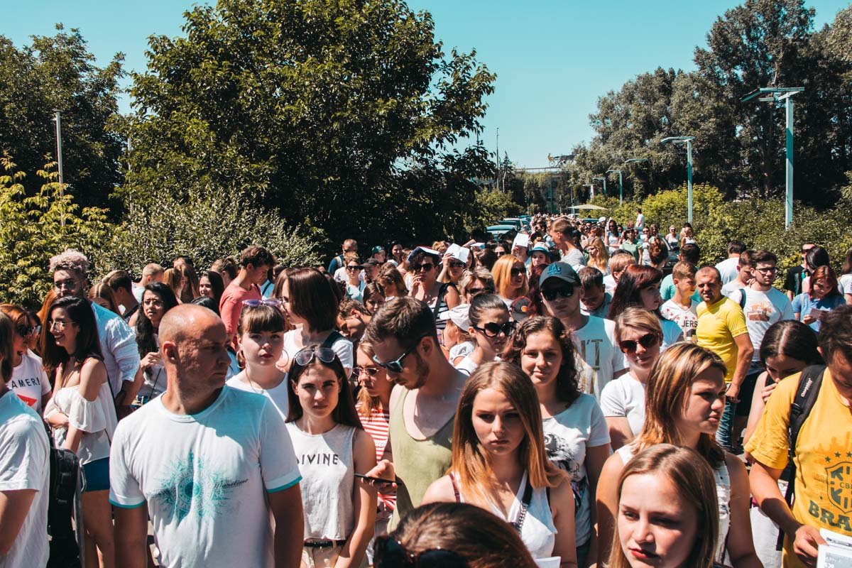 Люди стояли в километровых очередях Люди стояли в километровых очередях