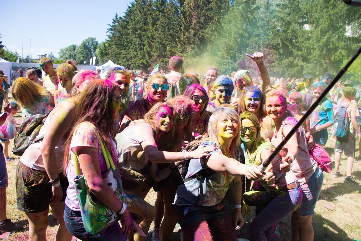 Многие пришли специально за яркими фотографиями Многие пришли специально за яркими фотографиями