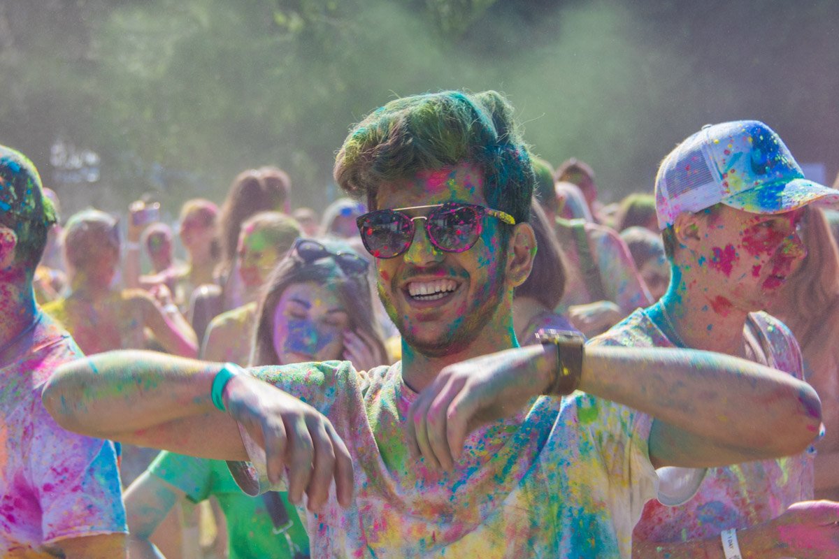 С красками и улыбки стали ярче