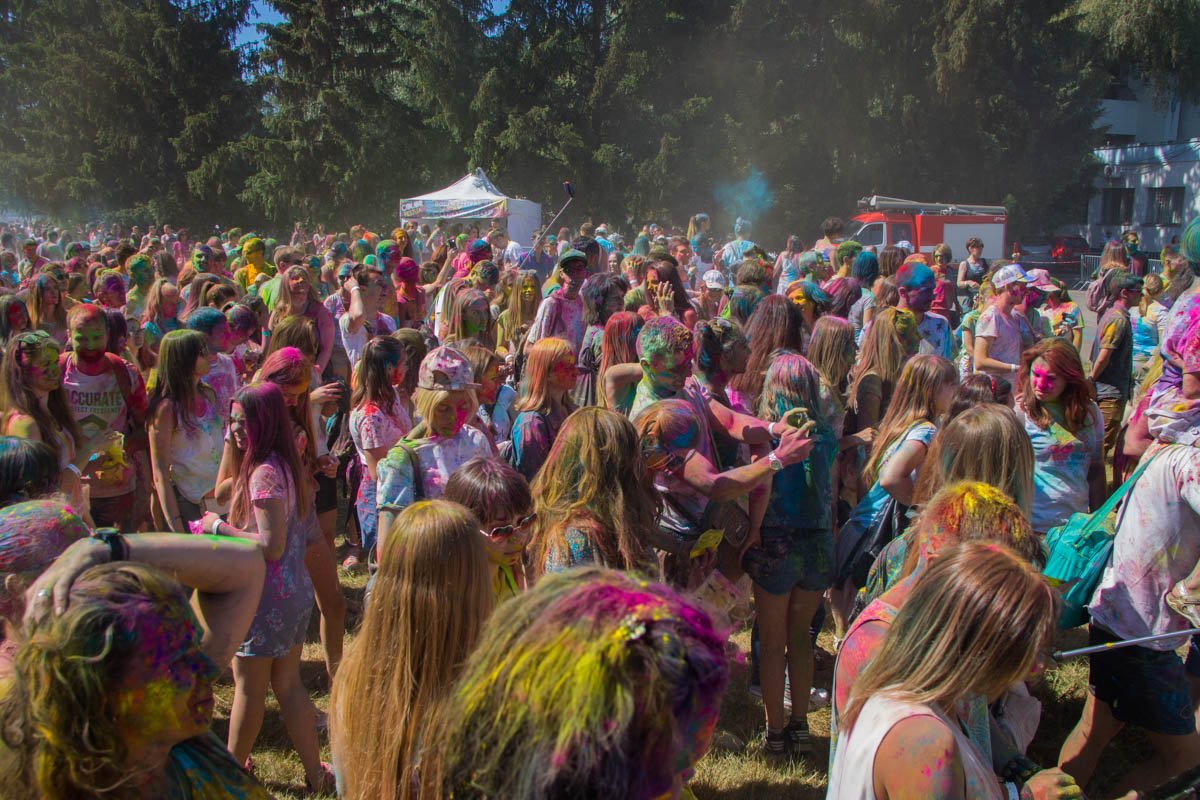 Толпа превратилась в кучу разноцветных пятенТолпа превратилась в кучу разноцветных пятен