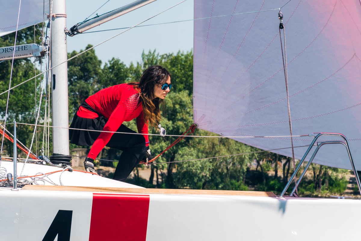 Девушка на корабле - к победе