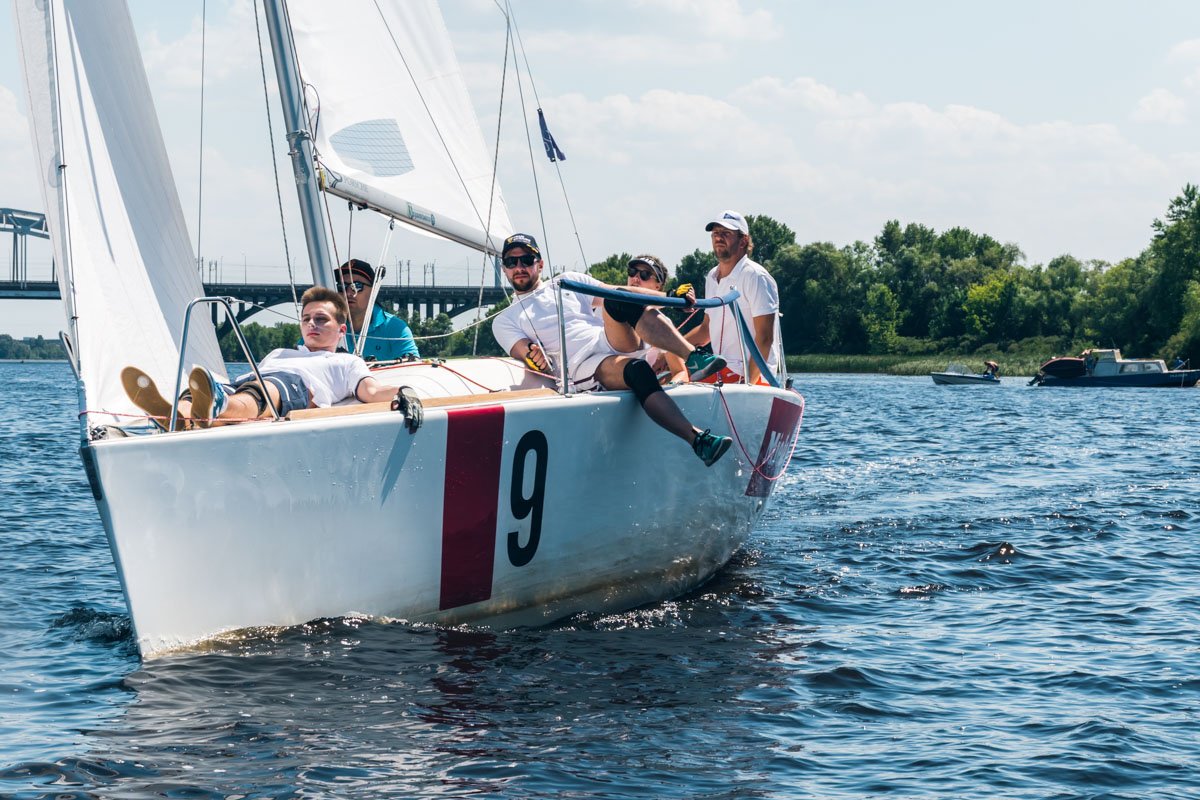 Между гонками не грех расслабиться