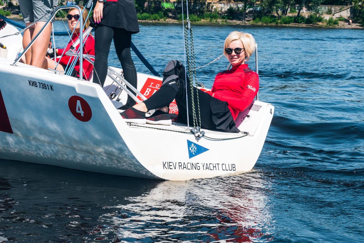 Девушкам в красном улыбнется удача