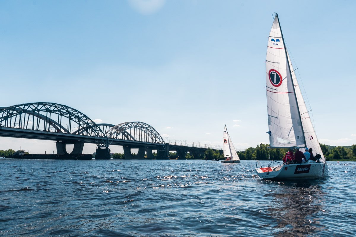 А тем временем выплыла баржа....